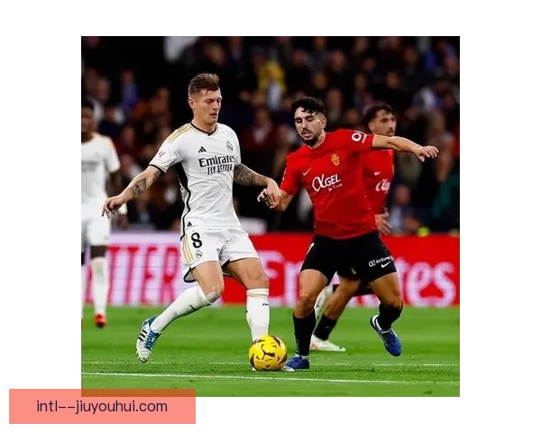 阿尔德雷特精彩头球破门助球队锁定胜局全场沸腾